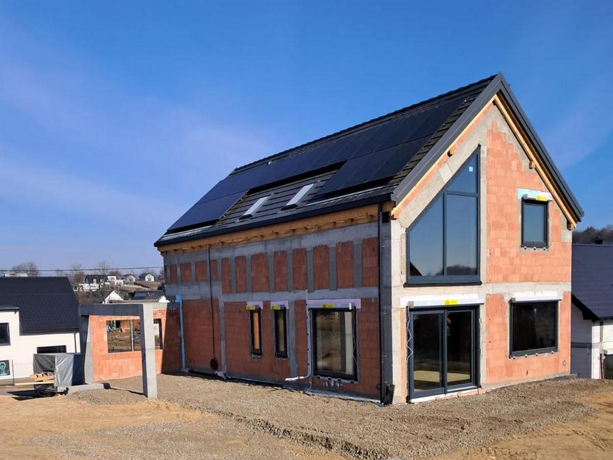 Żelbetowa konstrukcja nośna wkomponowana w skarpę – Masłomiąca