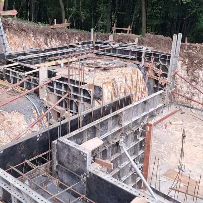 Budowa Domu SSO na pochyłym terenie i żelbetowe fundamenty