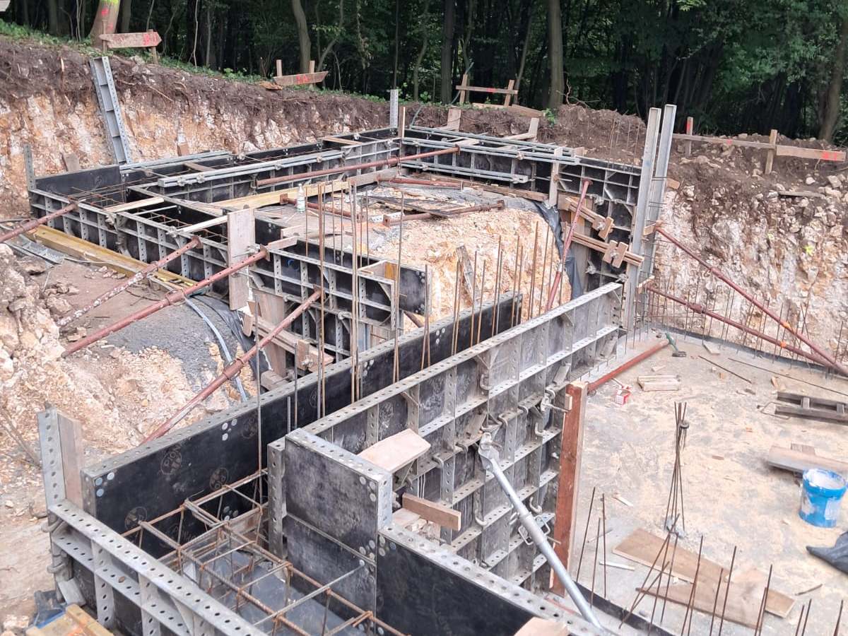 Budowa Domu SSO na pochyłym terenie i żelbetowe fundamenty